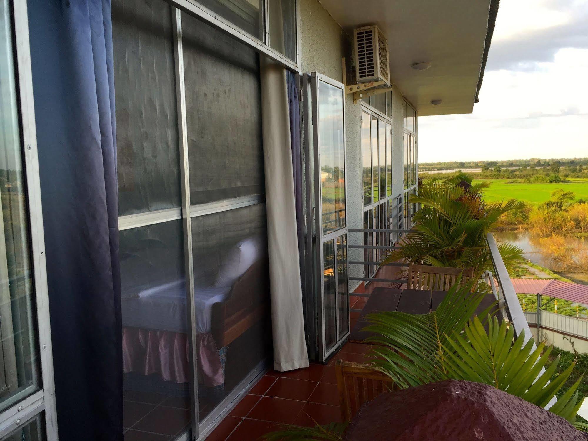 River Dolphin Hotel Kratie Exterior foto